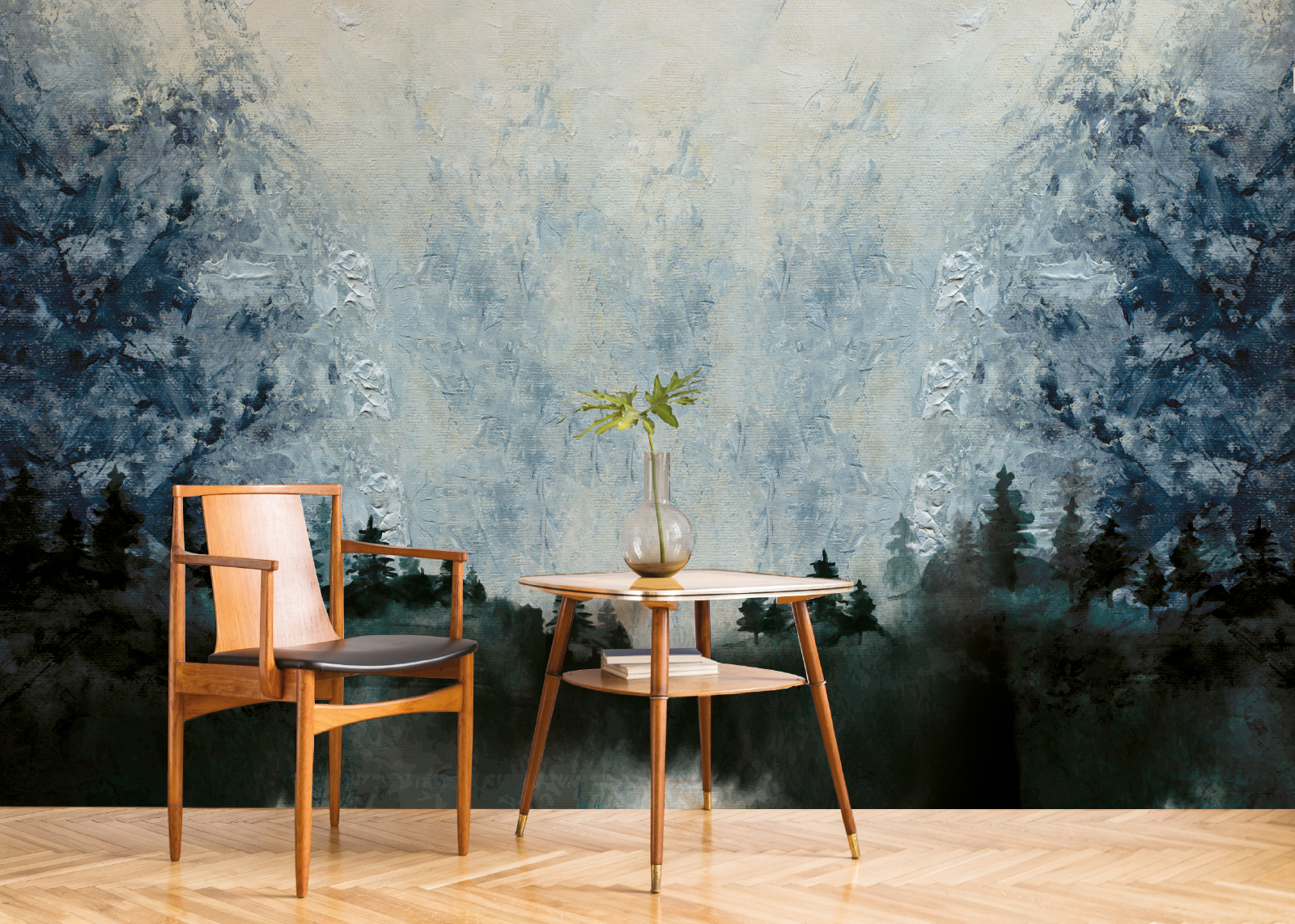 Poltrona in legno dal design moderno e tavolino con vaso e pianta su un pavimento in parquet chiaro. La parete presenta un murale ad effetto pittura a olio, che ritrae un bosco nebbioso con alberi scuri su uno sfondo di pennellate azzurre e bianche.