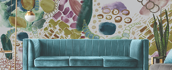 Divano in velluto color verde acqua con schienale trapuntato, posizionato davanti a una parete con un murale astratto e colorato in acquerello.