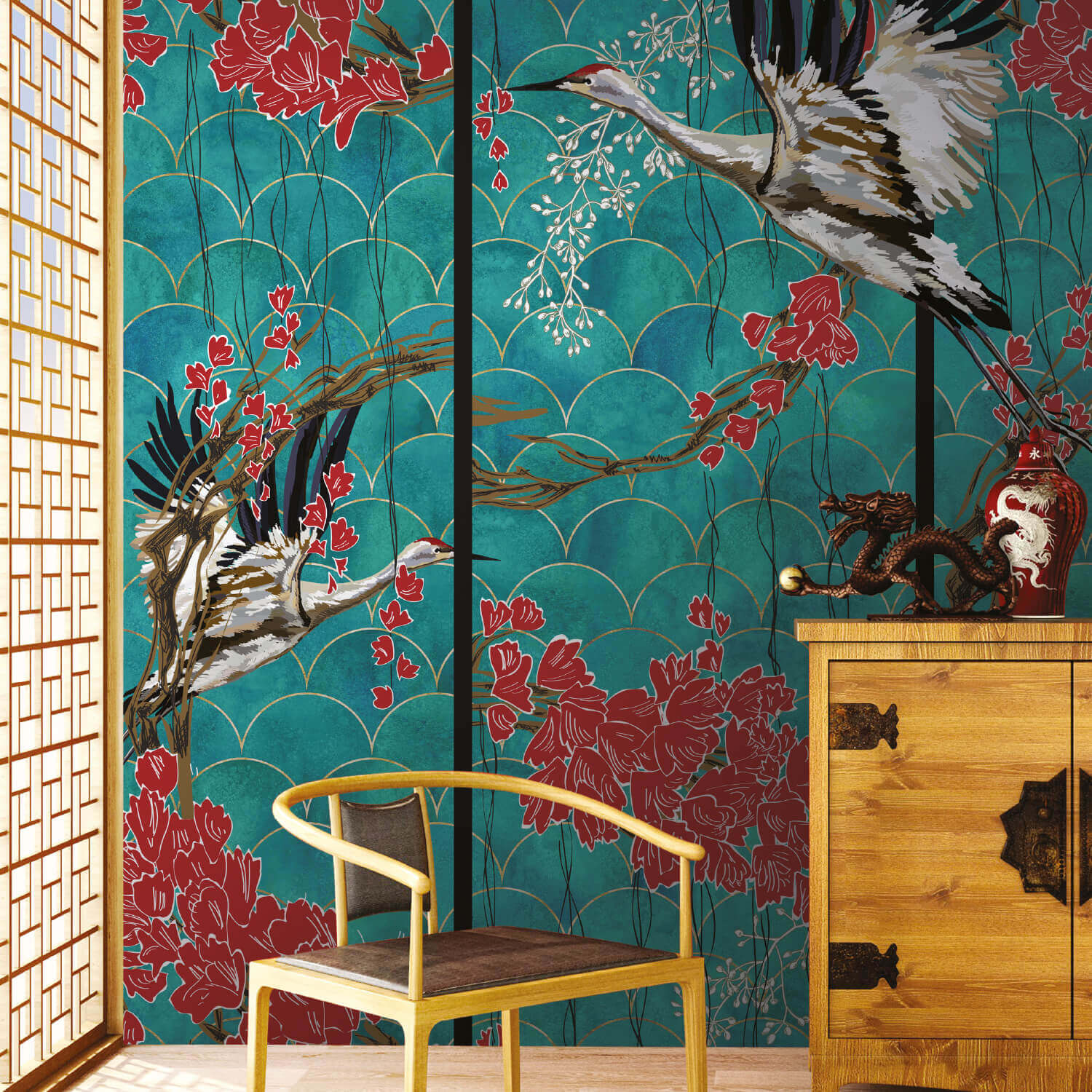 Parete decorata con carta da parati in stile Chinoiserie. Il design presenta uno sfondo verde acqua e oro con un motivo a scaglie, sul quale spiccano due grandi gru in volo e rami fioriti rossi.