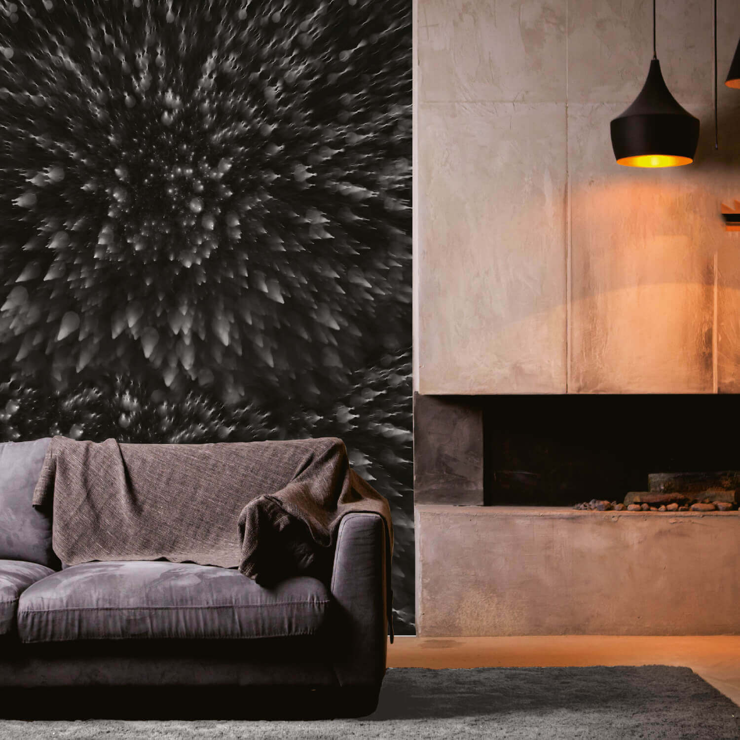 Interno lussuoso e drammatico. Una parete è rivestita con una carta da parati a trama scura tridimensionale, simile a punte o cristalli, in bianco e nero. Un divano in velluto grigio e un caminetto in cemento grezzo completano la scena.