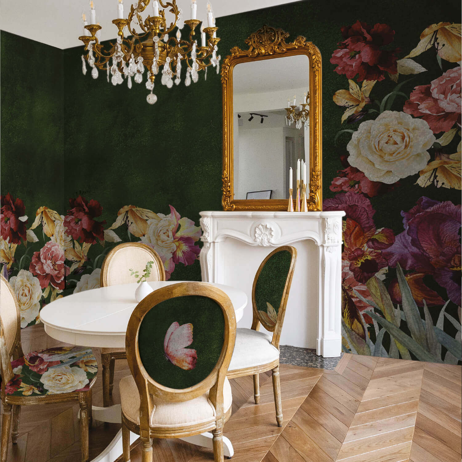 Sala da pranzo in stile classico ed eclettico. La carta da parati presenta un motivo floreale a tutta altezza su uno sfondo verde bosco intenso, con peonie e iris dipinti in colori vivaci e scuri. Specchio dorato e camino in marmo bianco.