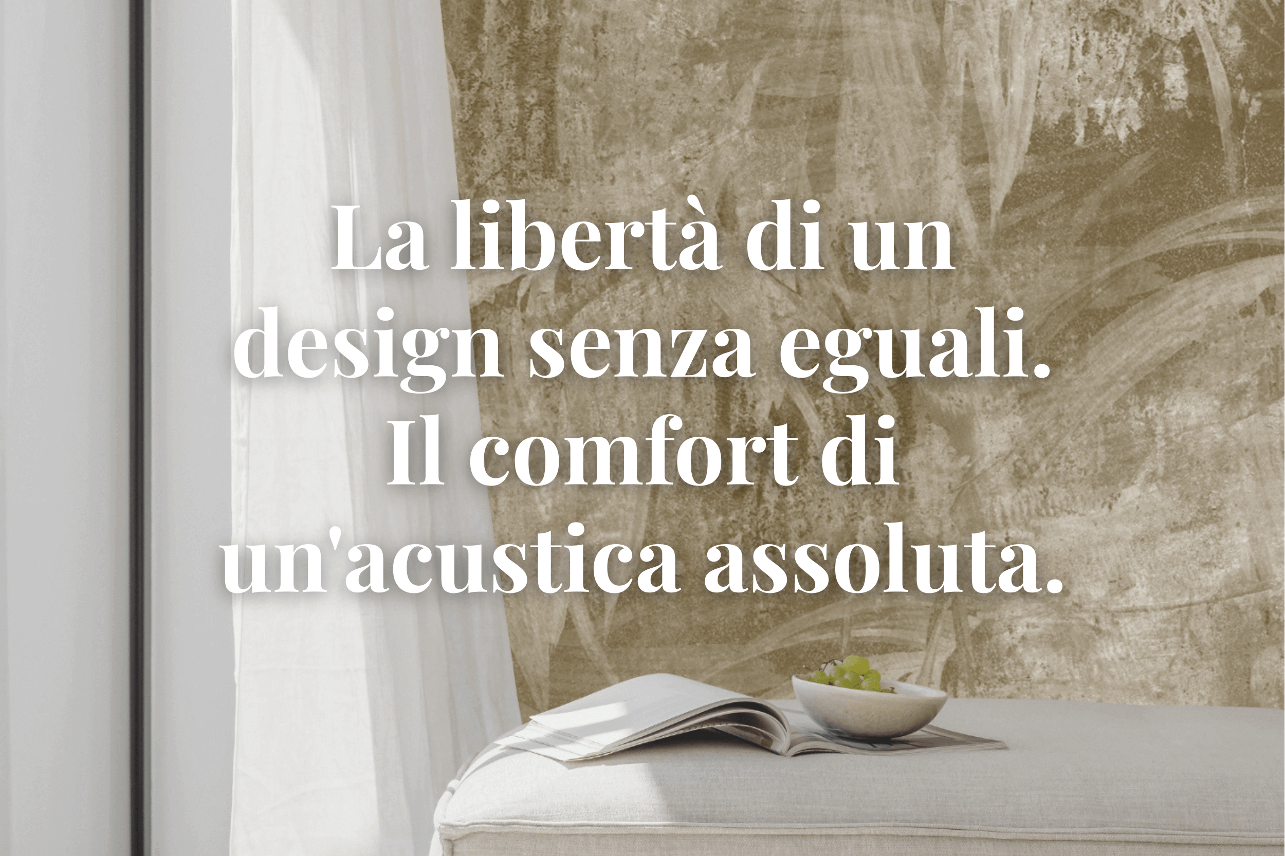 Primo piano del murale astratto a tema foglie di palma in tonalità sabbia con la sovrapposizione del testo: "La libertà di un design senza eguali. Il comfort di un'acustica assoluta."