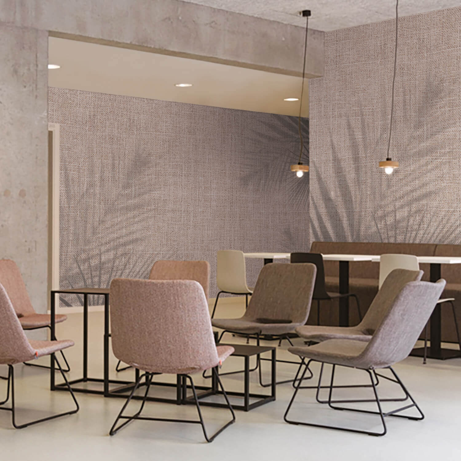 Ambiente di ristorazione o caffetteria moderna. Le pareti sono rivestite con una carta da parati che imita una trama di iuta o tessuto grossolano, con ombre di foglie di palma sovrapposte in tonalità neutre e rosa polveroso.