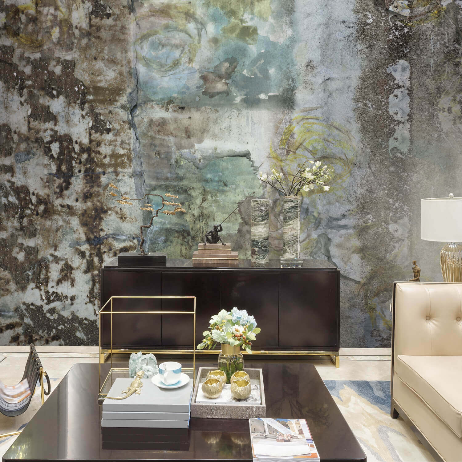 Soggiorno moderno con una parete di fondo che presenta una texture astratta, simile a un muro rovinato o affresco, con sfumature di marrone scuro, azzurro e giallo. L'arredamento è contemporaneo e minimalista.